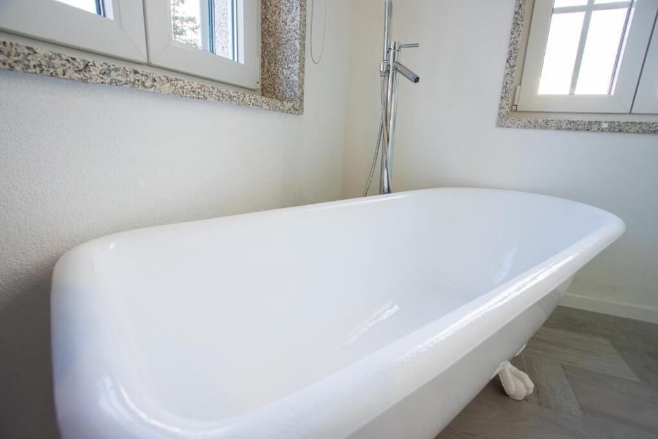 Suite, Balcony | Bathroom