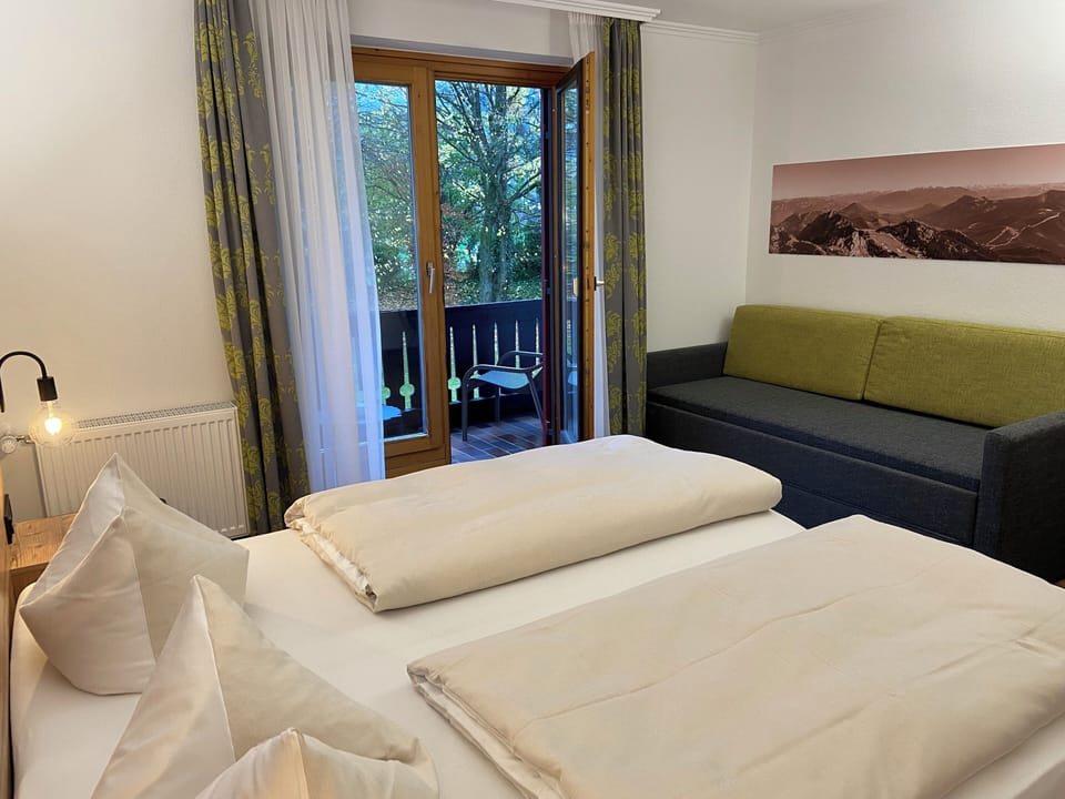 Comfort Quadruple Room | Soundproofing, free WiFi, bed sheets