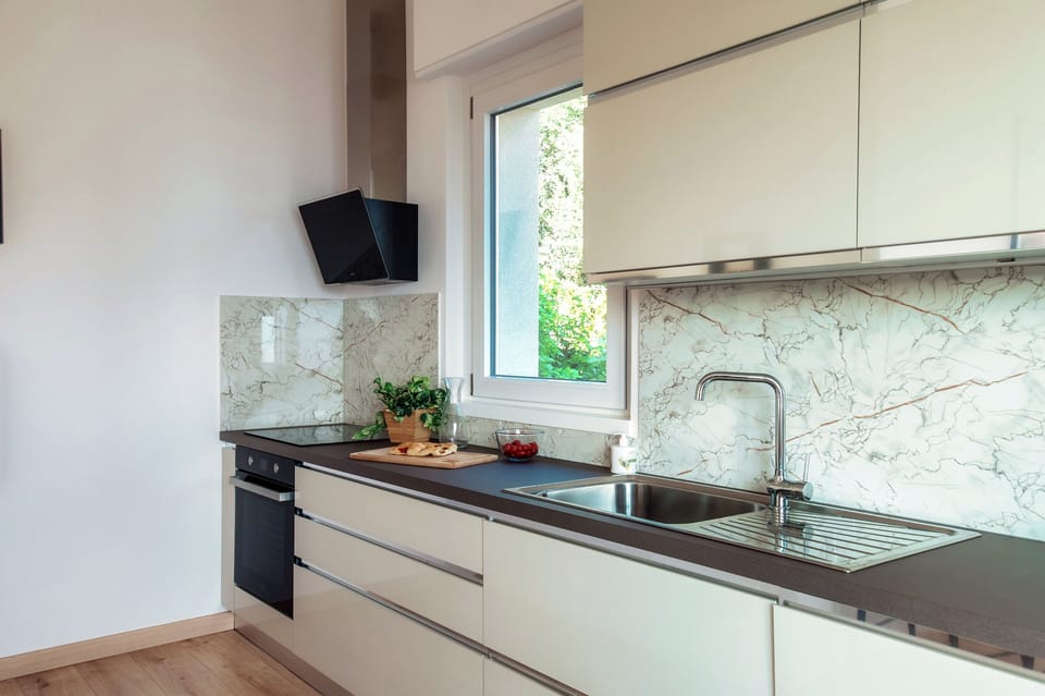 Full-size fridge, microwave, oven, stovetop
