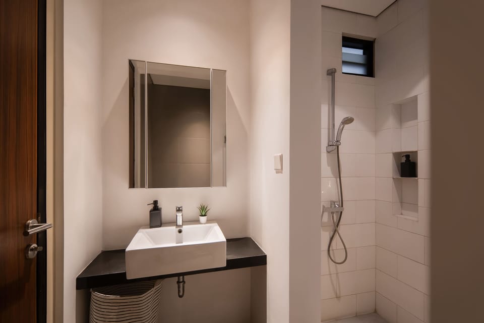 Deluxe Room | Bathroom | Free toiletries, towels, soap, shampoo