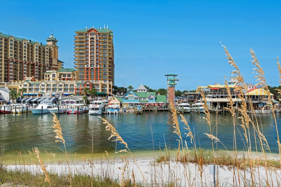 Shops and Restaurants on the Harbor 