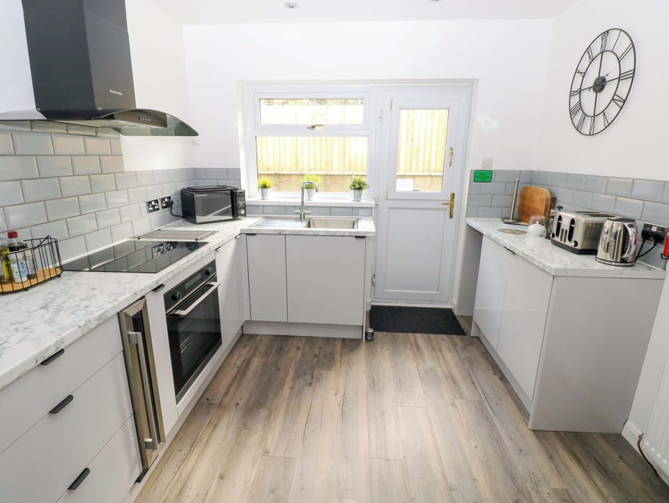Dishwasher, cookware/dishes/utensils