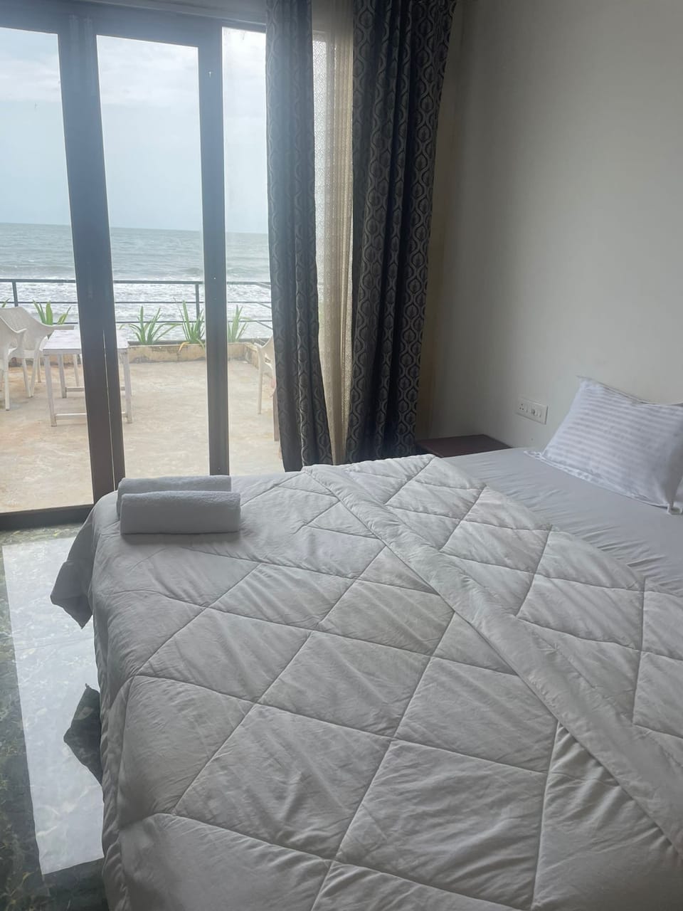 Deluxe Double or Twin Room, Beach View | Desk, free WiFi