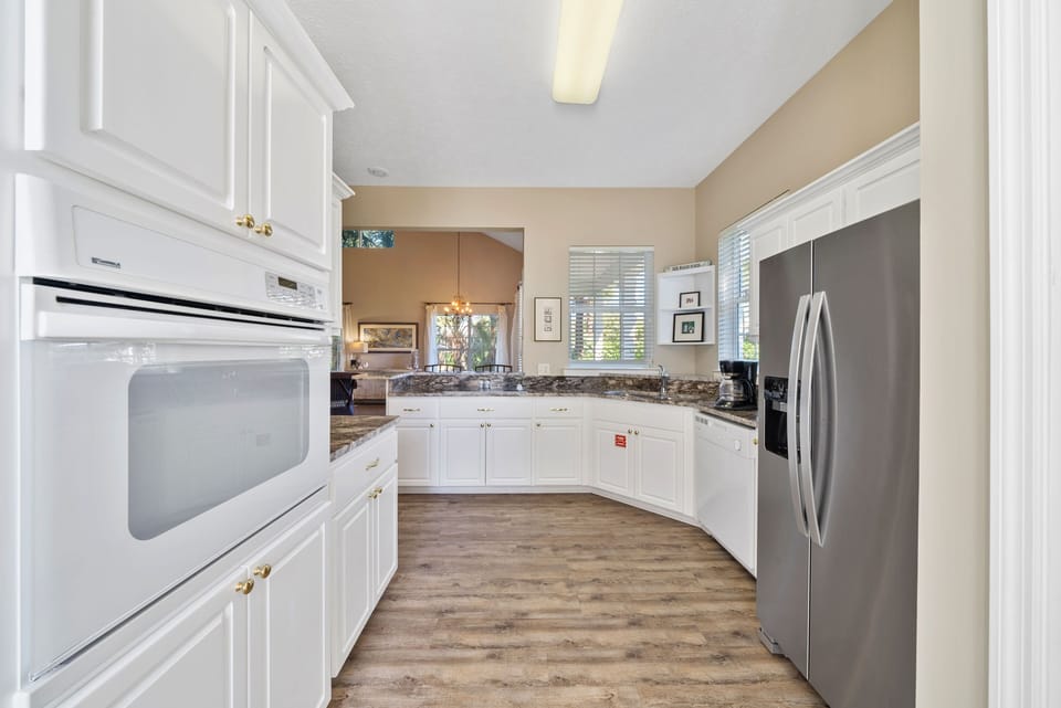 House, 3 Bedrooms | Private kitchen | Fridge, oven, coffee/tea maker