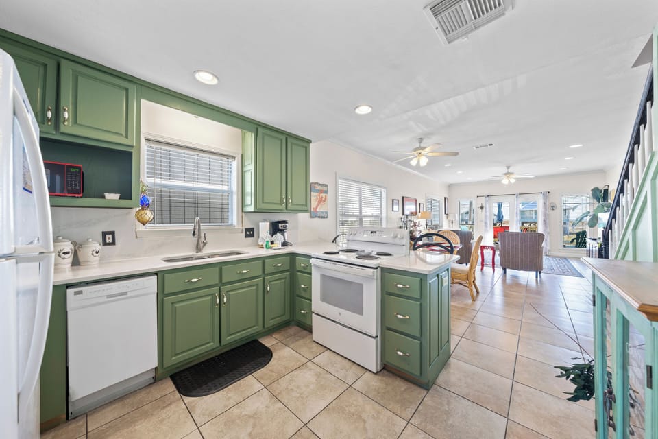 Signature House, 3 Bedrooms, Balcony, Beachside | Private kitchen | Fridge, microwave, oven, stovetop