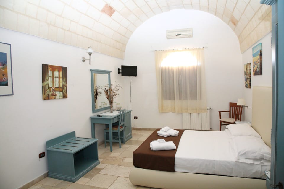 Minibar, desk, cribs/infant beds, free WiFi