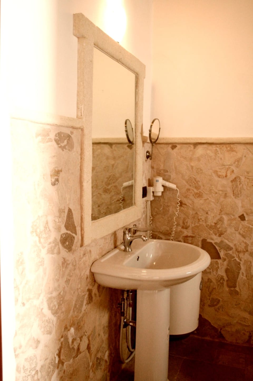 Standard Double Room | Bathroom | Free toiletries, hair dryer, bidet, towels