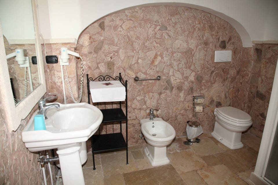 Family Room | Bathroom | Free toiletries, hair dryer, bidet, towels