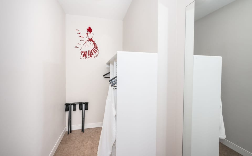 Keep clothes & bags neatly tucked away in the spacious closets​