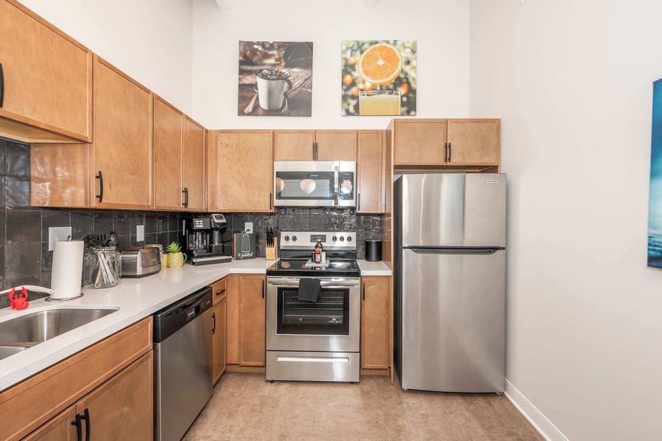 The spacious kitchen is well equipped for an unforgettable getaway​