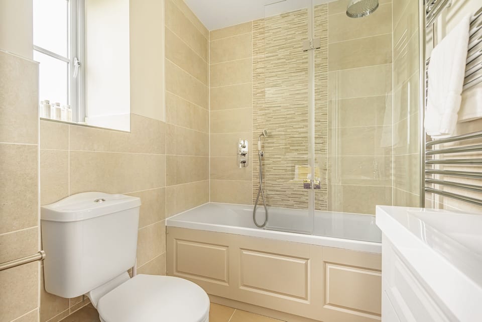 En-suite bathroom 2