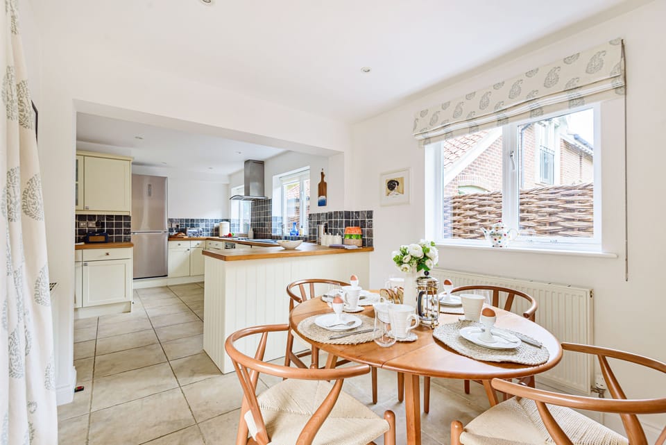 looking through to kitchen