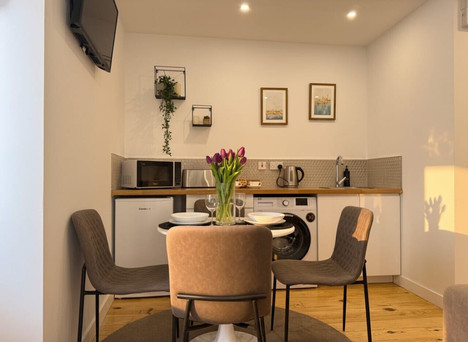 Equipped kitchenette with dining table — perfect for relaxed meals at home.