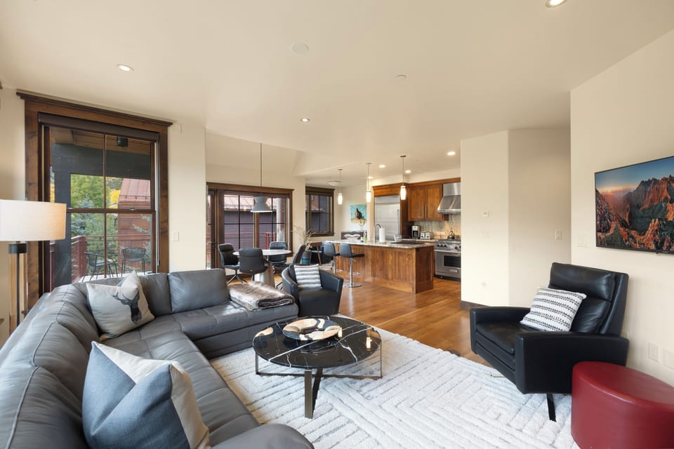 1.04-telluride-on-trails-edge-living-room