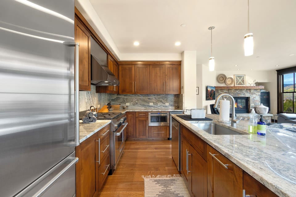 2.01-telluride-on-trails-edge-kitchen