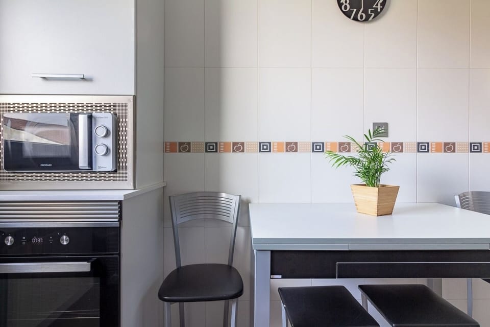 Mesa y torre de cocina.