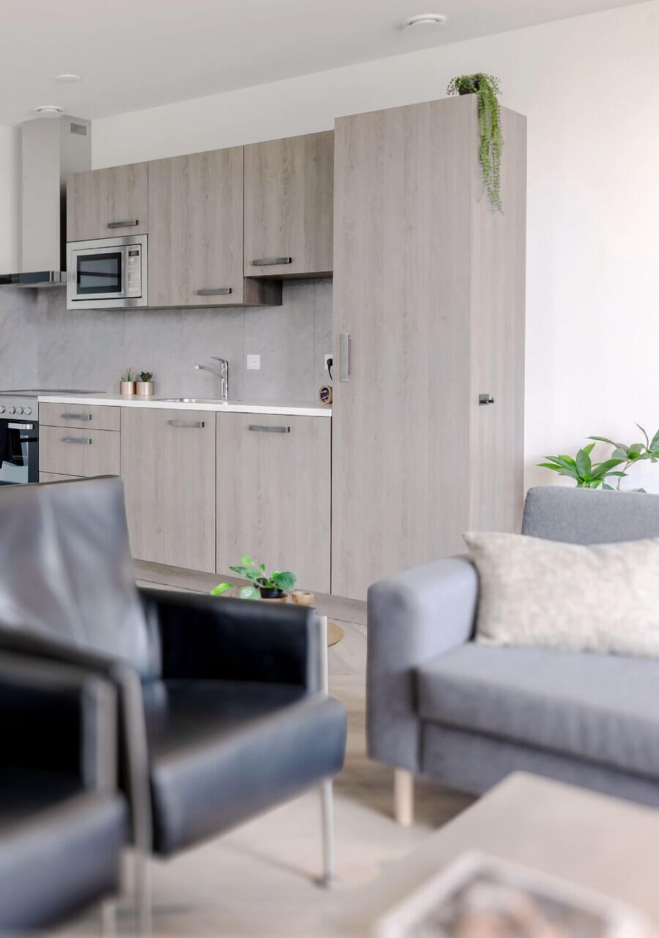 Spacious kitchen with oven, microwave, and dining table for 6 – Bed en Koffie comfort.