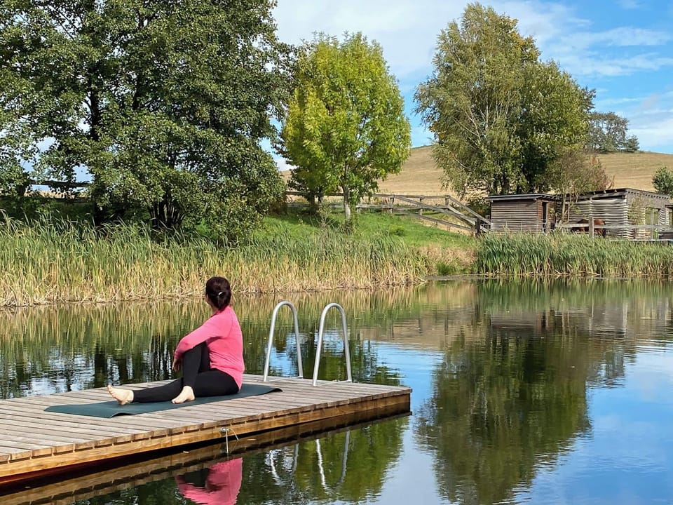 Am Naturteich kann man Entspannen und Baden