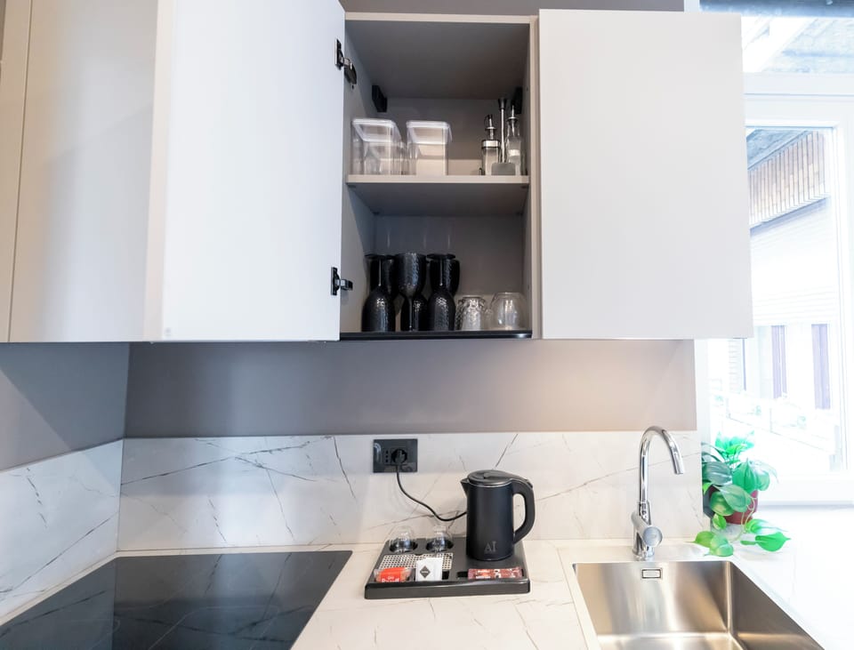 Signature Studio Suite | Private kitchen | Espresso maker, coffee/tea maker, electric kettle