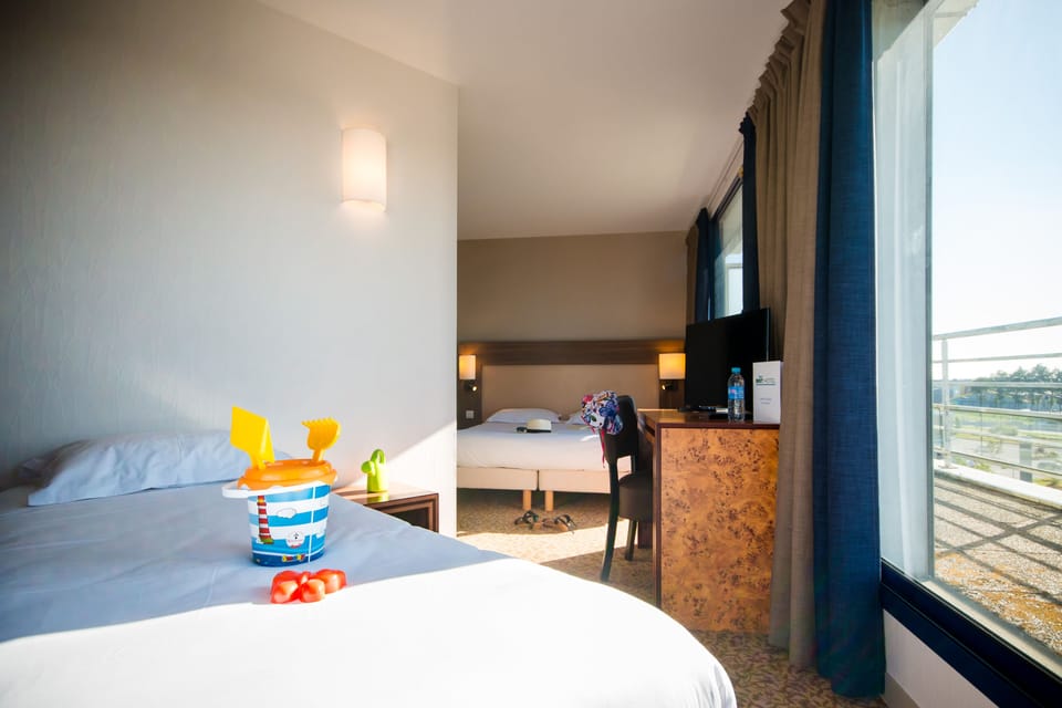 Standard Triple Room, Balcony | Desk, soundproofing, iron/ironing board, cribs/infant beds
