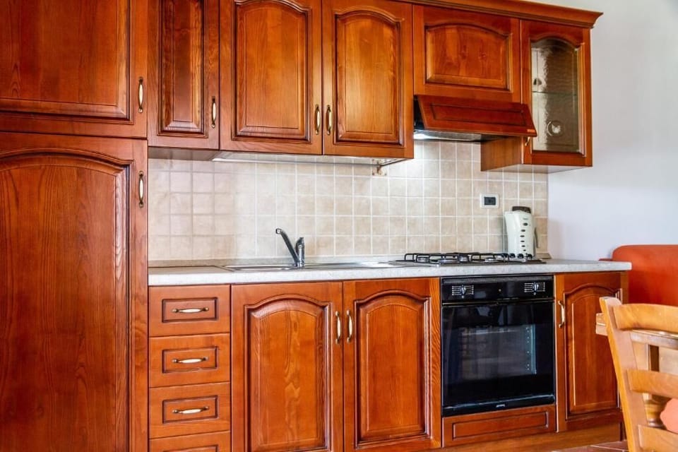 Fridge, oven, stovetop, cookware/dishes/utensils