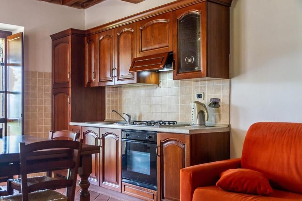 Fridge, oven, stovetop, cookware/dishes/utensils
