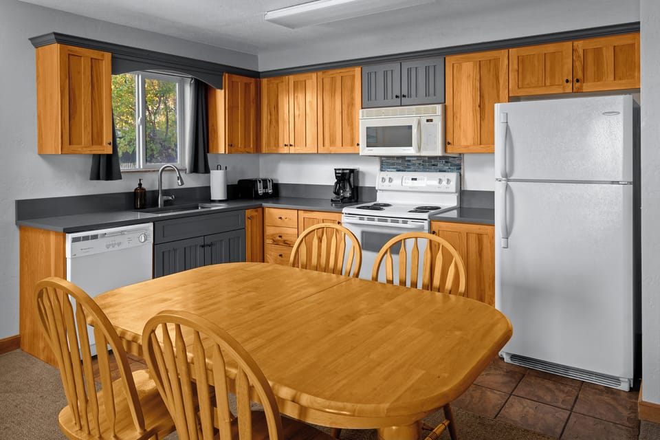 Beach Hotel- Superior Suite (Sleeps 6) | Private kitchen