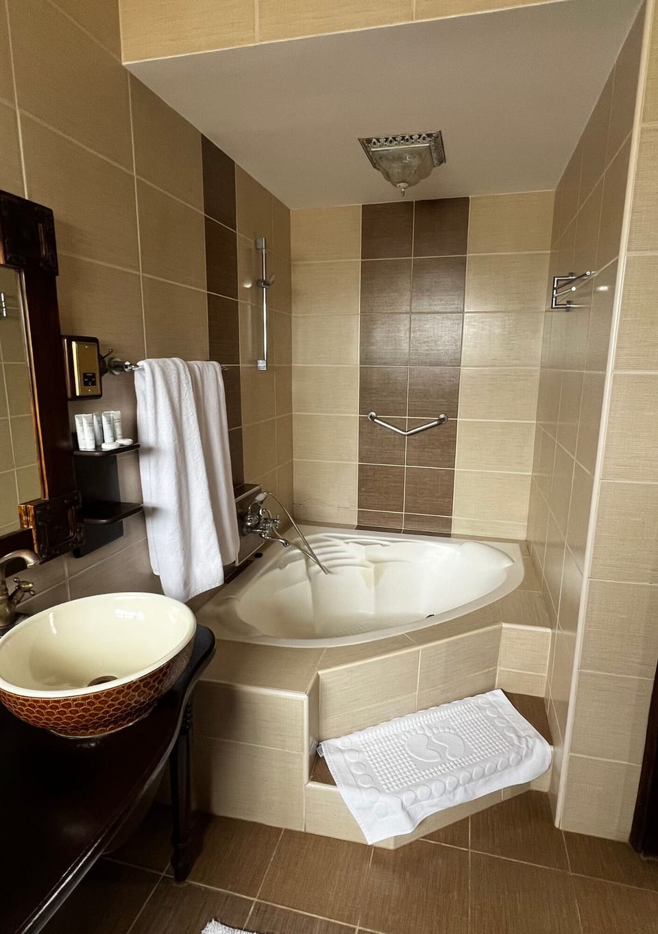 Superior Room | Bathroom | Slippers, towels