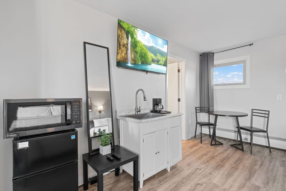 Deluxe Double Room | Desk, laptop workspace, blackout drapes, free WiFi