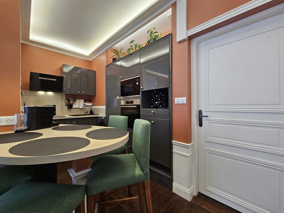 Overview of the fitted kitchen