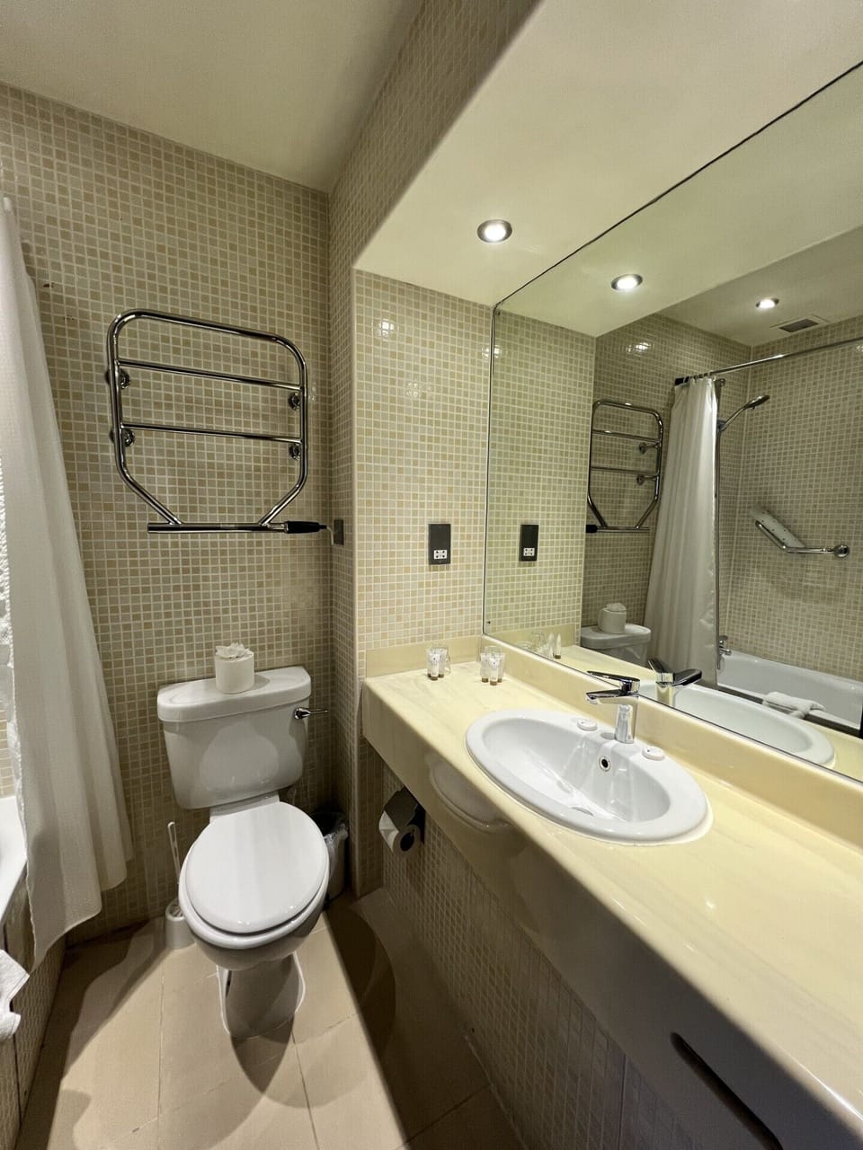 Superior Double or Twin Room | Bathroom | Combined shower/tub, free toiletries, hair dryer, towels