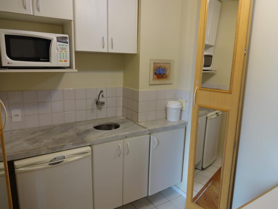 Microwave, cookware/dishes/utensils