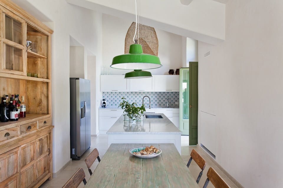 The well-equipped kitchen in the main house with its breakfast table.