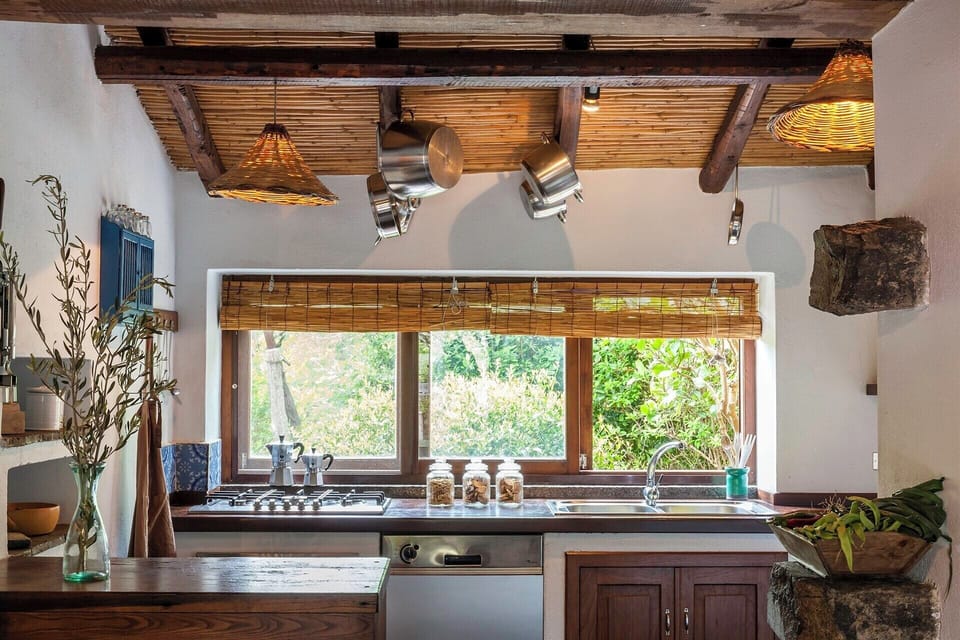 The well-equipped kitchen.
