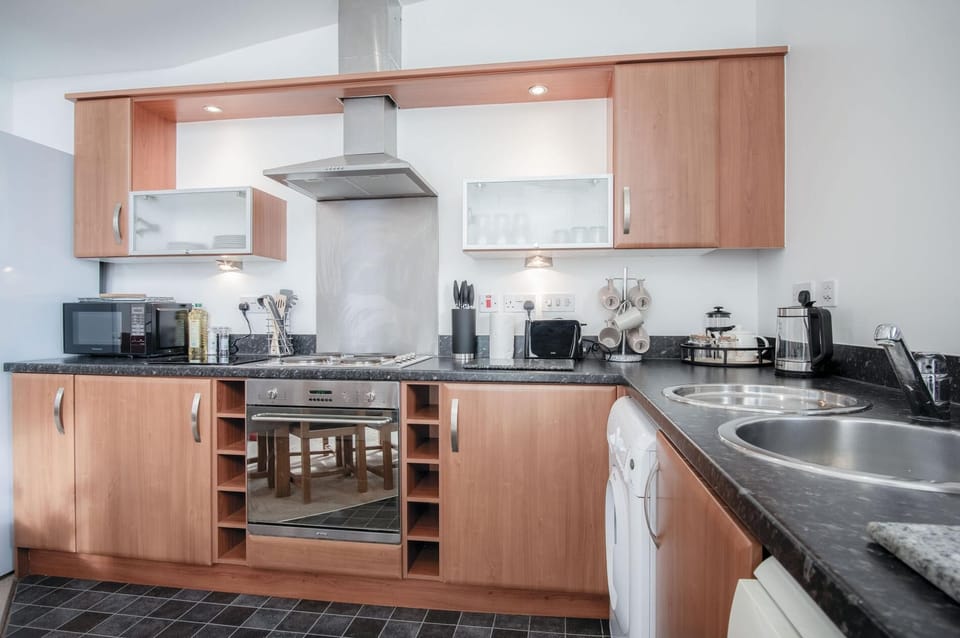 Apartment (3 Bedrooms) | Private kitchen | Microwave, oven