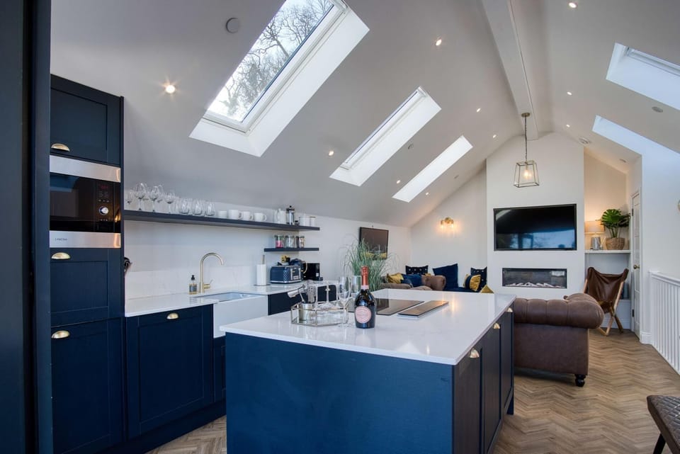 Cottage (3 Bedrooms) | Private kitchen | Microwave, oven, highchair