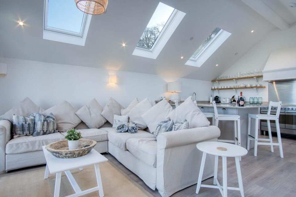 Cottage (3 Bedrooms) | Living area | 29-inch TV with digital channels