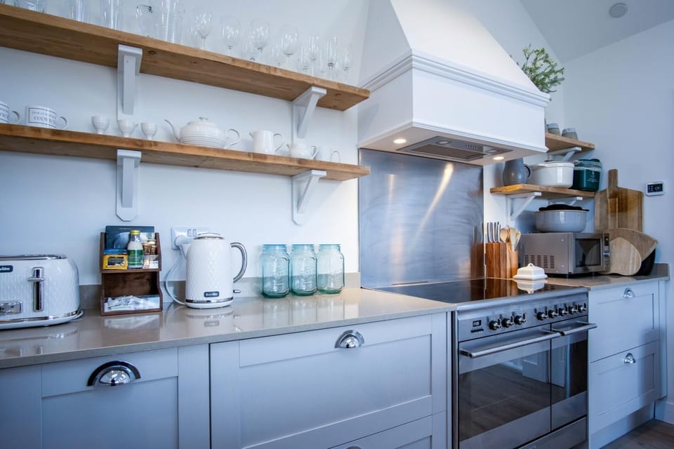 Cottage (3 Bedrooms) | Private kitchen | Microwave, oven, highchair