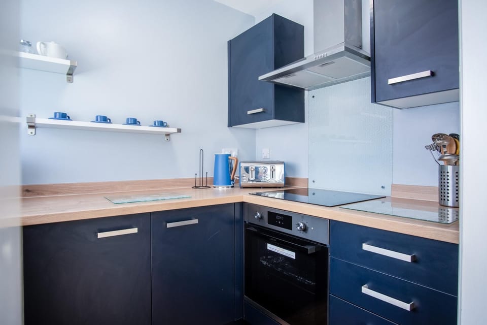 Chalet (2 Bedrooms) | Private kitchen | Microwave, oven