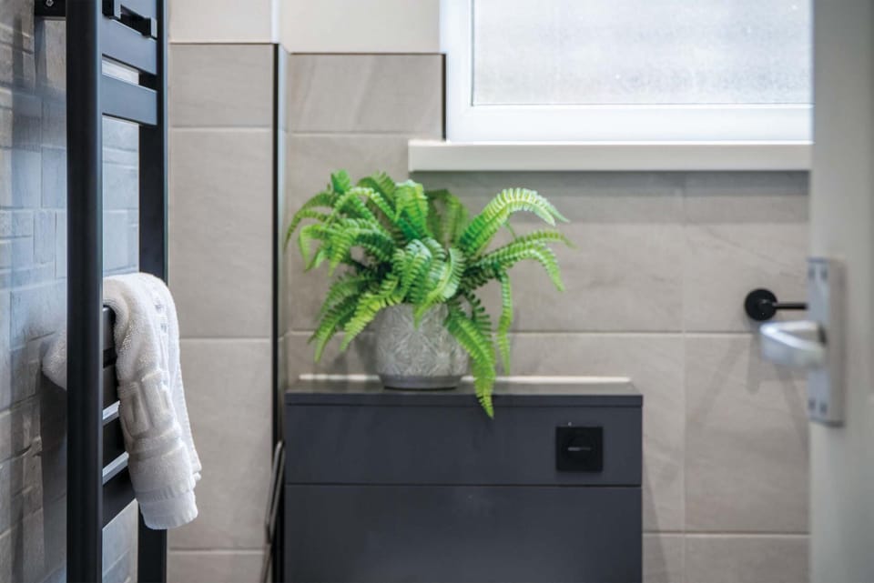 Chalet (2 Bedrooms) | Bathroom | Shower, towels