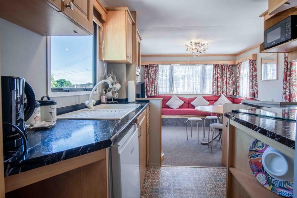 Apartment (3 Bedrooms) | Private kitchen | Microwave, oven