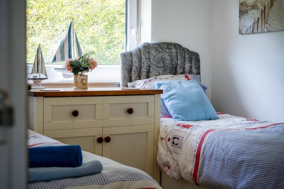 2 bedrooms, iron/ironing board, bed sheets