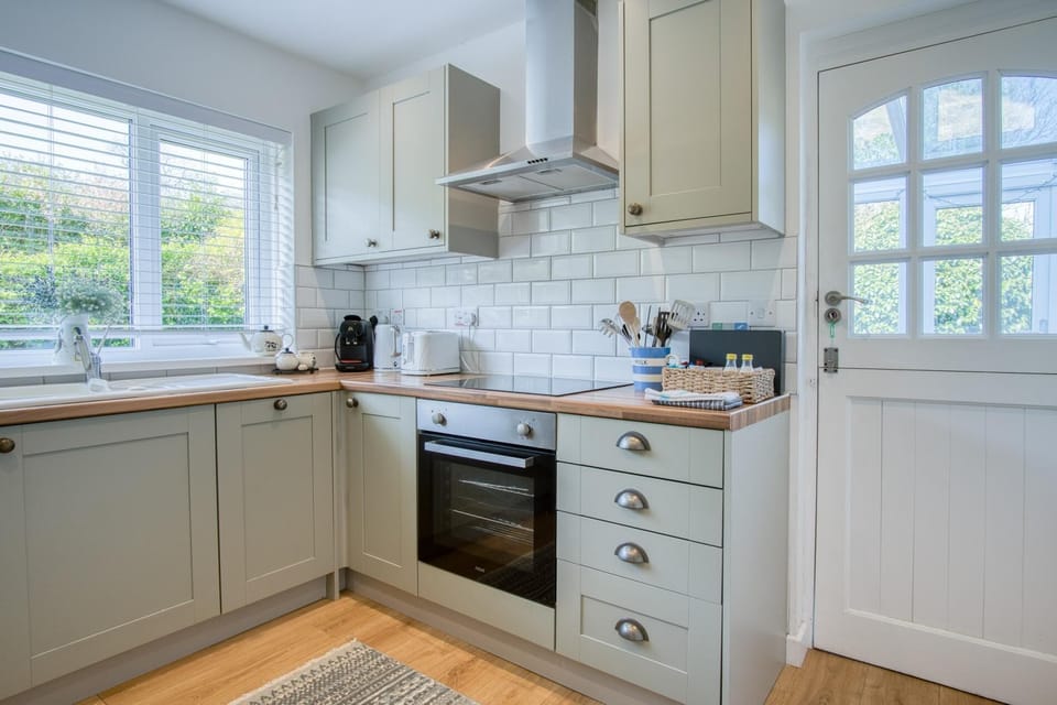 Cottage (2 Bedrooms) | Private kitchen | Microwave, oven