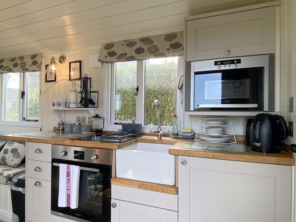Apartment (1 Bedroom) | Private kitchen | Microwave, oven, electric kettle