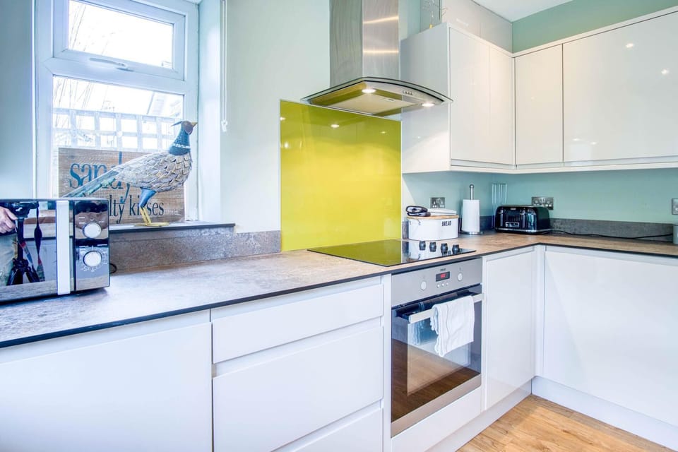 Cottage (2 Bedrooms) | Private kitchen | Microwave, oven