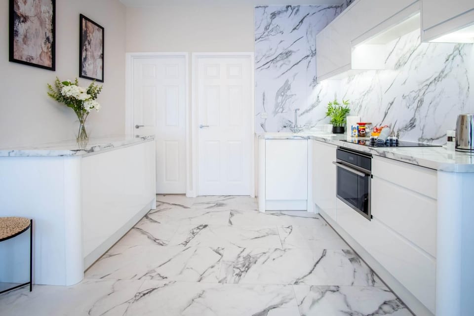 Apartment (1 Bedroom) | Private kitchen | Microwave, oven