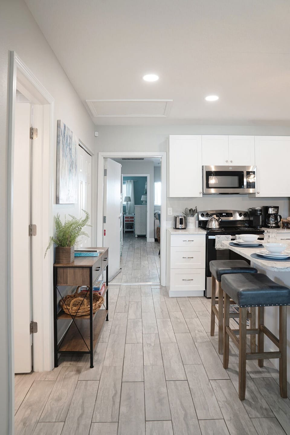 Center kitchen door opens for your large group experience!