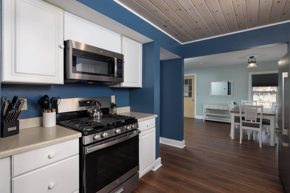 Kitchen & Dining Area 