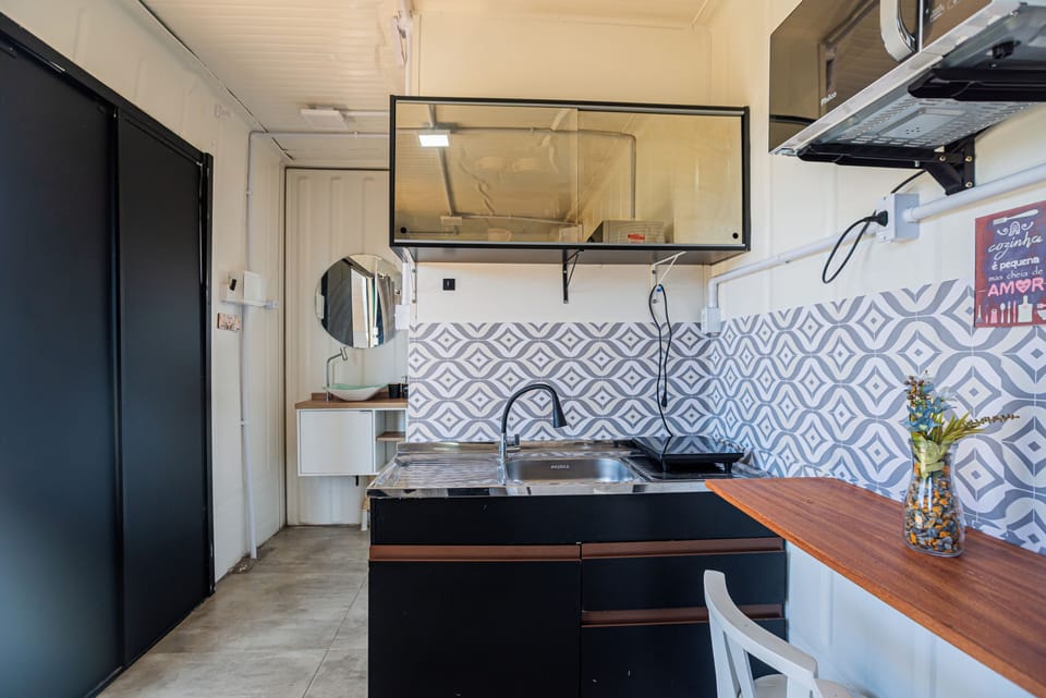 Basic House | Private kitchen | Full-size fridge, microwave, oven, stovetop