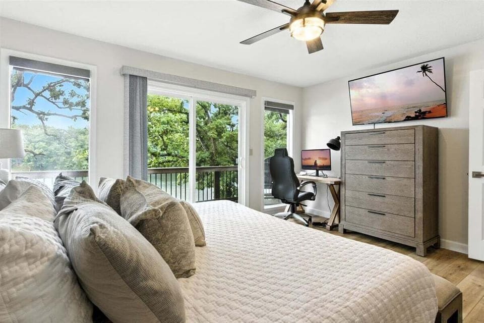 Garage Parking, Slide, Kayaks & Fun at 10mm House in Sunrise Beach
